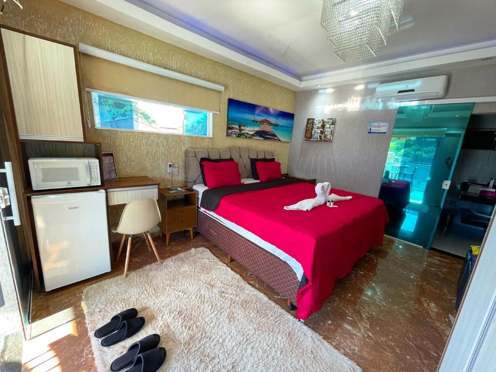 Quarto com Cama King-size e Banheira de Hidromassagem